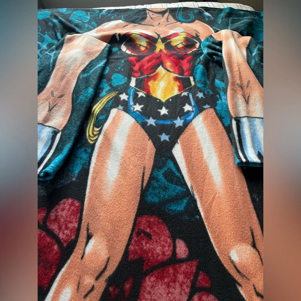 DC Comics Wonder Woman‎ Wearable Fleece Throw Blanket with Sleeves Northwest Co